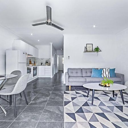 Modern Beach Front Apartment Airlie Beach Exterior photo