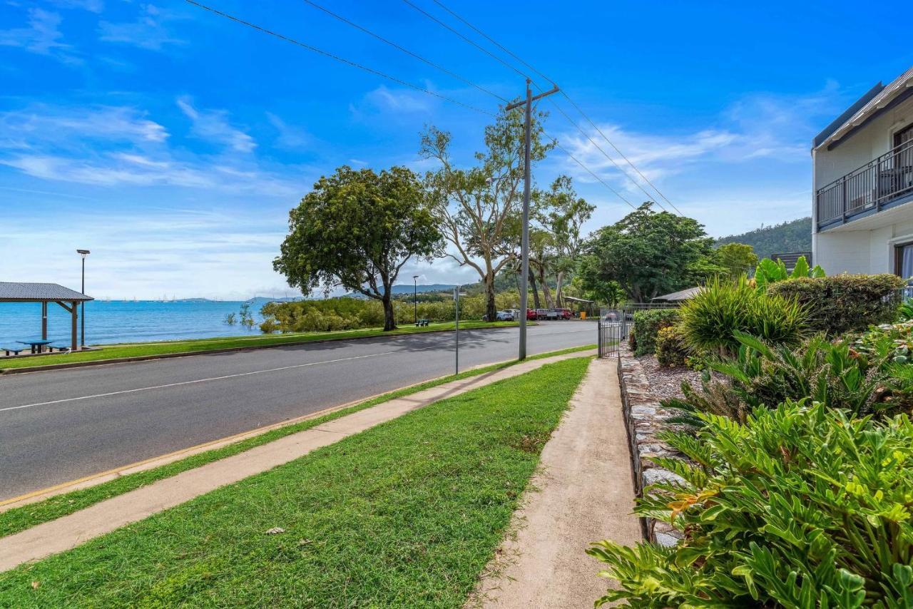 Modern Beach Front Apartment Airlie Beach Exterior photo