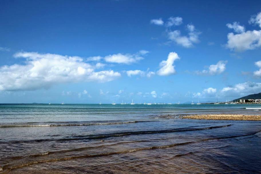 Modern Beach Front Apartment Airlie Beach Exterior photo
